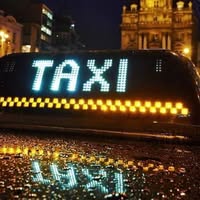 Taxi Bruxelles Centre stationné devant la Gare du Midi pour un transfert aéroport à tarif fixe.